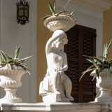 ...con statue di putti...